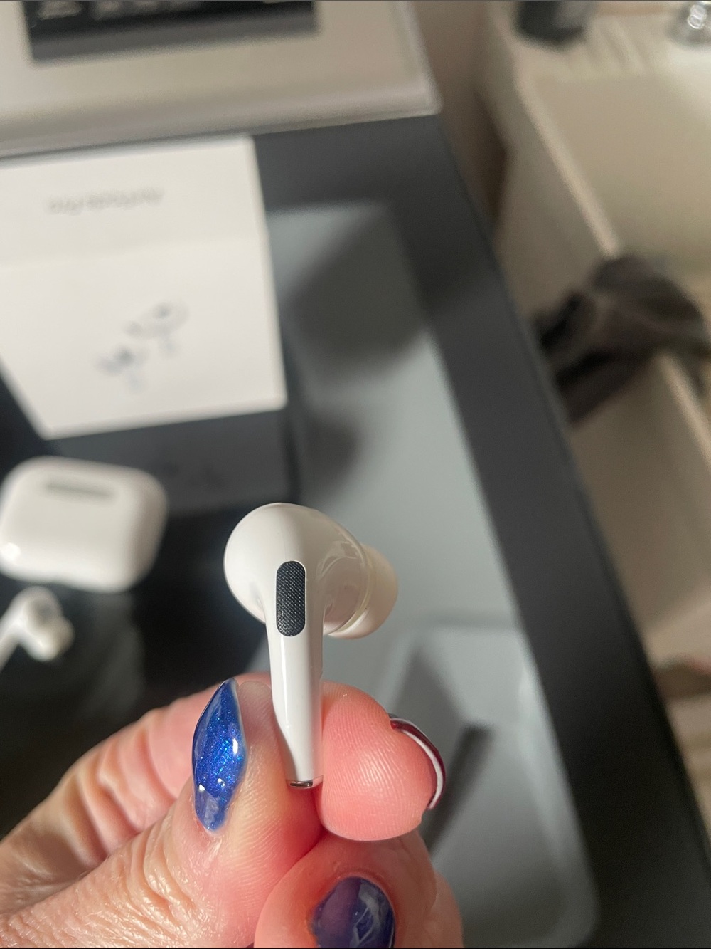 Apple AirPods Pro with White Charging Case and Cable - Picture 8 of 9